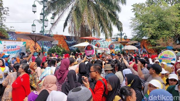 Potret masyarakat kota Solo yang memadati festival jenang di HUT Kota Solo ke-280 tahun, Senin (17/2/2025) .