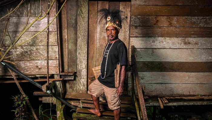Dua orang anak Suku Tehit melintas di Kampung Sira, Kabupaten Sorong Selatan, Papua Barat Daya. ANTARA FOTO/Rivan Awal Lingga