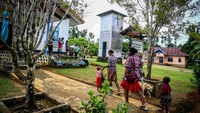 Hutan juga merupakan cerita yang diwariskan dari satu generasi ke generasi berikutnya. Dari nenek moyang mereka belajar menghormati pohon besar, merawat sungai, dan menjaga keseimbangan hidup.