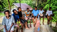 Namun, perjuangan mereka belum selesai. Hutan mereka harus diakui sebagai hutan adat. Bukan untuk masyarakat adat semata tapi untuk anak-anak kami dan untuk dunia yang kelelahan oleh panas global.