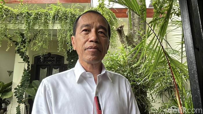 Presiden ke-7, Joko Widodo ditemui di rumahnya, Sumber, Banjarsari, Solo, Senin (17/2/2025)