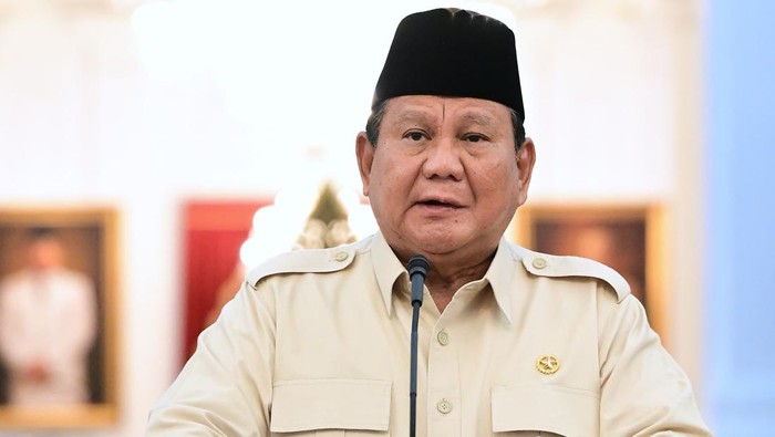 Presiden Prabowo Subianto usai rapat terbatas bersama para menteri di bawah koordinator perekonomian di Istana Negara, Jakarta, Senin (17/2/2025).