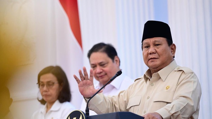 Presiden Prabowo Subianto usai rapat terbatas bersama para menteri di bawah koordinator perekonomian di Istana Negara, Jakarta, Senin (17/2/2025).