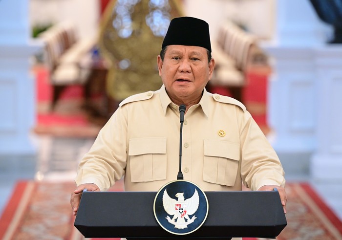 Presiden Prabowo Subianto usai rapat terbatas bersama para menteri di bawah koordinator perekonomian di Istana Negara, Jakarta, Senin (17/2/2025).