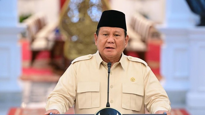 Presiden Prabowo Subianto usai rapat terbatas bersama para menteri di bawah koordinator perekonomian di Istana Negara, Jakarta, Senin (17/2/2025).