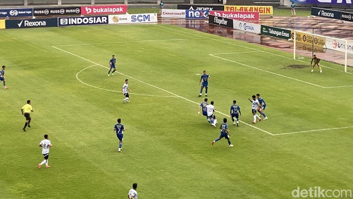 Laga PSIM Jogja vs PSPS Pekanbaru di Stadion Mandala Krida, Kota Jogja, Senin (17/2/2025).
