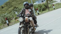 Di setiap detik yang kita lewati bersama, Ayah mengajarkan arti kehidupan untuk Anak lelakinya dengan caranya yang sederhana namun penuh makna .... Kenangan ini akan selalu jadi pegangan, selamanya.Love you My Boy , Penerus Darahku Rafathar Malik Ahmad  Boys Quality Time, tulis Raffi Ahmad dalam Instagram miliknya. Foto: instagram Raffi Ahmad dan Nagita Slavina