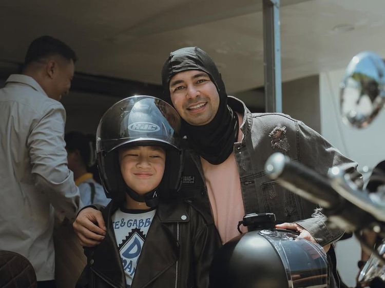 Momen Raffi Ahmad dan Rafathar Motoran di Labuan Bajo