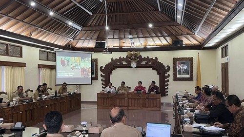 Rapat koordinasi Komisi IV DPRD Bali bersama kepala SMAN se-Bali dan Disdikpora Bali di Gedung DPRD Bali, Senin (17/2/2025). (Rizki Setyo/detikBali)