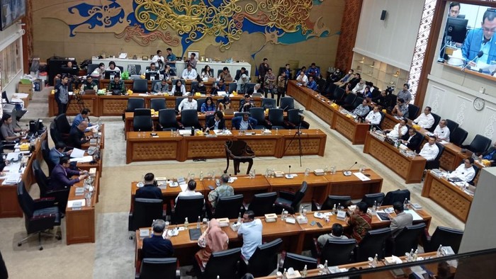 Rapat RUU Minerba di ruang rapat Baleg DPR, Senayan, Jakarta, Senin (17/2/2025), dipimpin Ketua Baleg DPR Bob Hasan.