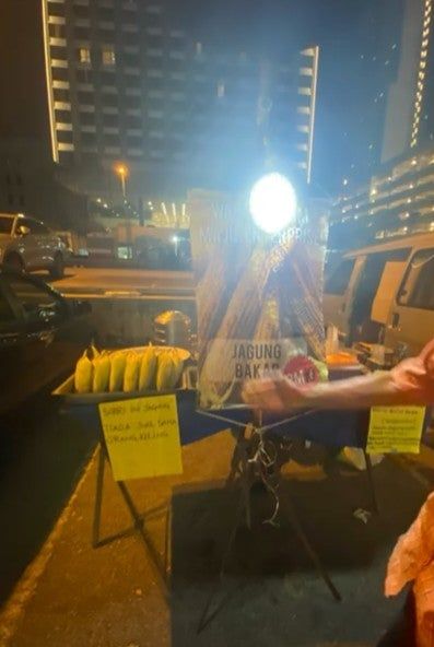 Rasis! Penjual Jagung Bakar Ini Tolak Pembeli Orang India