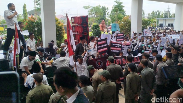 Ratusan Honorer Geruduk Kantor DPRD Bangkalan Desak Gaji Dinaikkan