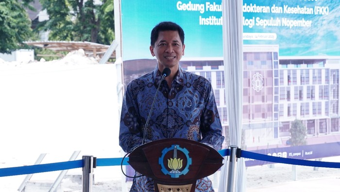 Rektor ITS Prof Ir Bambang Pramujati ST MSc Eng PhD saat menyampaikan sambutan saat peresmian proyek pembangunan Gedung FKK ITS