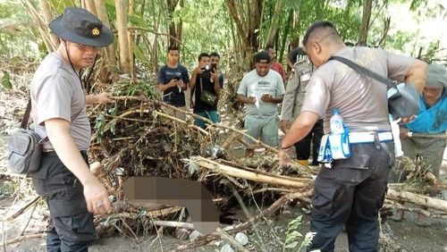 ria bernama Gaspar Bria (50) ditemukan tewas karena terseret banjir Sungai Lelat, Desa Oenenu, Kecamatan Miomaffo Timur, Kabupaten TTU, NTT. (Dok. Polsek Miomaffo Timur)