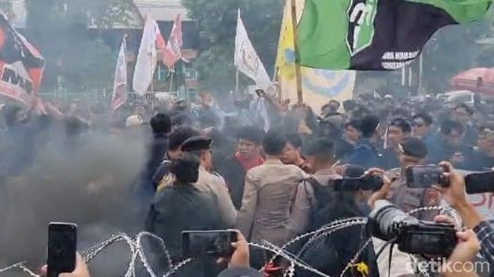 Ribuan Mahasiswa Surabaya Geruduk DPRD Jatim Tolak Efisiensi Pendidikan