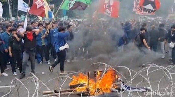 Ribuan Mahasiswa Surabaya Geruduk DPRD Jatim Tolak Efisiensi Pendidikan
