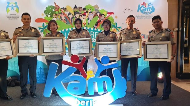 Rita Wulandari Wibowo (tengah) saat mendapat penghargaan dari Kementerian Pemberdayaan Perempuan dan Perlindungan Anak (PPPA) tahun 2019.