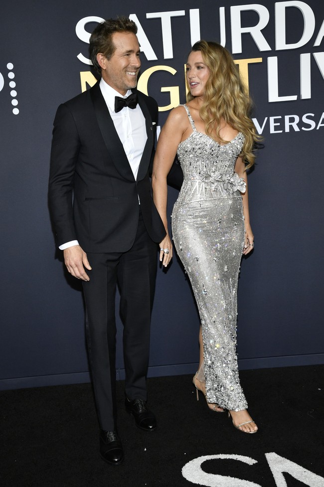 Pasangan aktor-aktris yang sudah dikaruniai 4 anak ini juga tampak bercengkerama, memperlihatkan bahwa romansa tetap ada dalam hubungan mereka, meskipun sedang menghadapi kasus hukum dengan sutradara ‘It Ends With Us’ Justin Baldoni.  Foto: Evan Agostini/Invision/AP