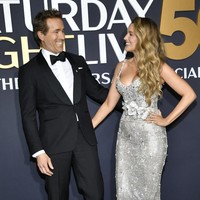 Pose di hadapan fotografer, Ryan dan Blake terlihat mesra seperti biasanya. Keduanya saling melempar senyum di sela-sela sesi foto. Foto: Evan Agostini/Invision/AP