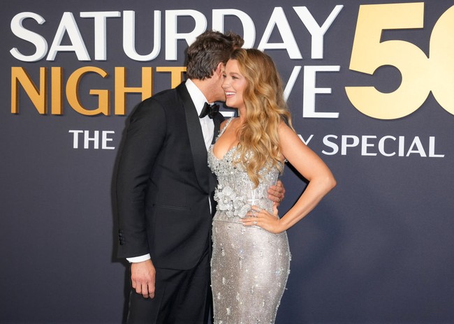 Bintang ‘Deadpool & Wolverine’ ini tampak memeluk pinggang sang istri. Keduanya terlihat mesra tanpa rasa canggung. Foto: Evan Agostini/Invision/AP