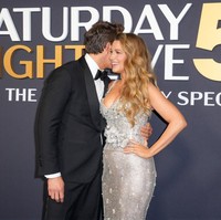 Bintang ‘Deadpool & Wolverine’ ini tampak memeluk pinggang sang istri. Keduanya terlihat mesra tanpa rasa canggung. Foto: Evan Agostini/Invision/AP