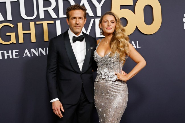 Pasangan yang menikah sejak 2012 ini berpose di red carpet dengan gaya glamor klasik Hollywood, bernuansa hitam-silver. Foto: Evan Agostini/Invision/AP