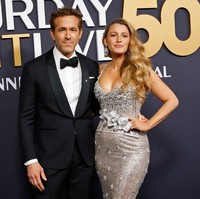 Pasangan yang menikah sejak 2012 ini berpose di red carpet dengan gaya glamor klasik Hollywood, bernuansa hitam-silver. Foto: Evan Agostini/Invision/AP