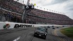 Saat Mobil Kepresidenan Donald Trump Ngebut di Lintasan Balap NASCAR