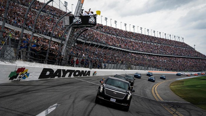 Saat Mobil Kepresidenan Donald Trump Ngebut di Lintasan Balap NASCAR U.S. President Donald Trump rides in the presidential limousine during a pace lap ahead of the start of the Daytona 500 Nascar race at Daytona International Speedway in Daytona Beach, Florida, U.S., February 16, 2025. Al Drago/Pool via REUTERS