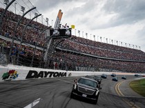 Saat Mobil Kepresidenan Donald Trump Ngebut di Lintasan Balap NASCAR
