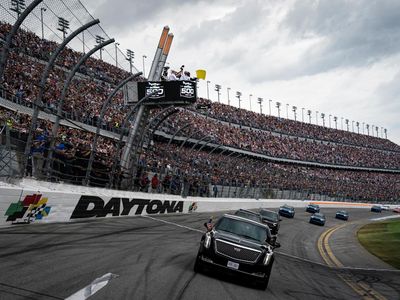 Saat Mobil Kepresidenan Donald Trump Ngebut di Lintasan Balap NASCAR