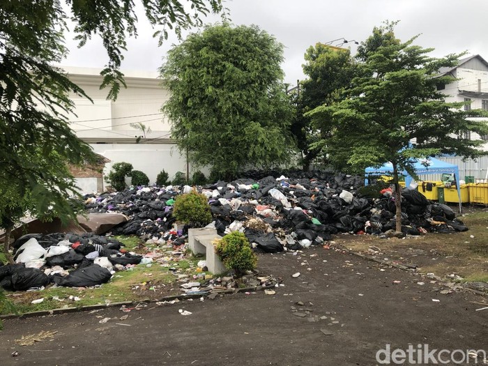 Penampakan tumpukan sampah di lahan bekas Teras Malioboro 2, Kota Jogja, Senin (17/2/2025).