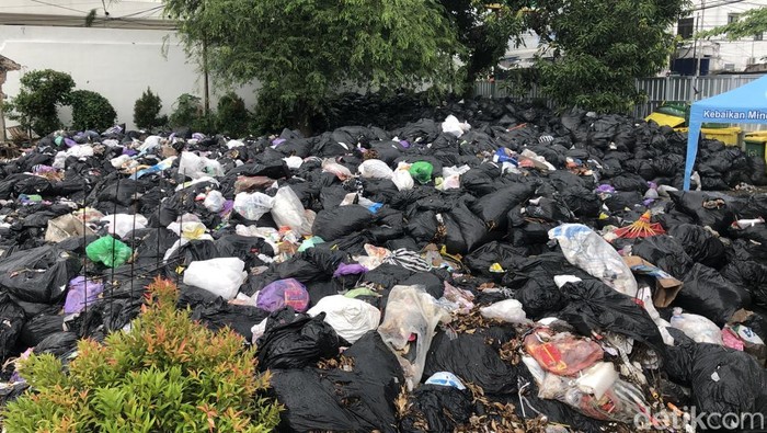 Penampakan tumpukan sampah di lahan bekas Teras Malioboro 2, Kota Jogja, Senin (17/2/2025).