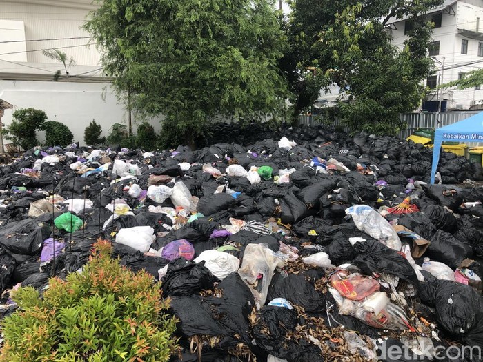 Penampakan tumpukan sampah di lahan bekas Teras Malioboro 2, Kota Jogja, Senin (17/2/2025).