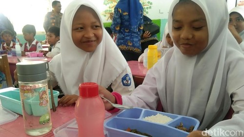 Siswa SDN 28 Melayu, Kecamatan Asakota, Kota Bima, NTB, saat menyantap menu makan bergizi gratis, Senin (17/2/2025). (Foto: Rafiin/detikBali)