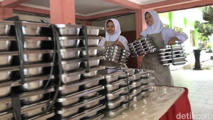 Siswa SMKN 4 Jogja mengembalikan wadah makan program Makan Bergizi Gratis (MBG), Senin (17/2/2025).