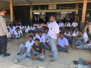 Siswa SMP-SMA di Nabire Demo Tolak MBG Imbas Isu Pelajar Keracunan Makanan