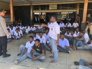 Siswa SMP-SMA di Nabire Demo Tolak MBG Imbas Isu Pelajar Keracunan Makanan