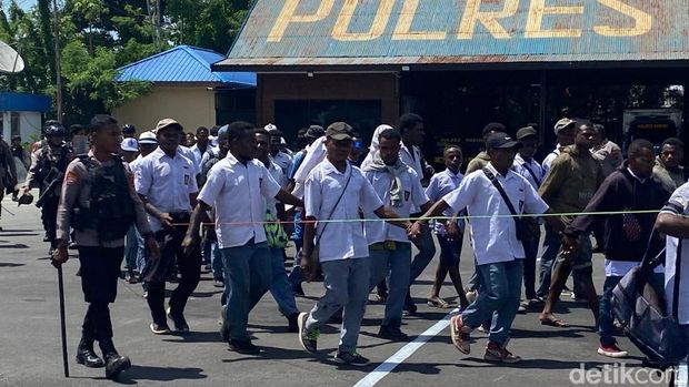 Siswa SMP dan SMA di Nabire digiring ke Mapolres Nabire usai demo tolak program makan bergizi gratis.