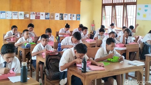 Siswa SMPN 1 Labuan Bajo menikmati Makan Bergizi Gratis (MBG) hari pertama, Senin (17/2/2025).