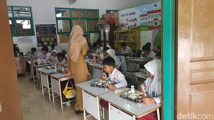 Suasana makan bergizi gratis di SD N 1 Wonosari, Gunungkidul, Senin (17/2/2025).