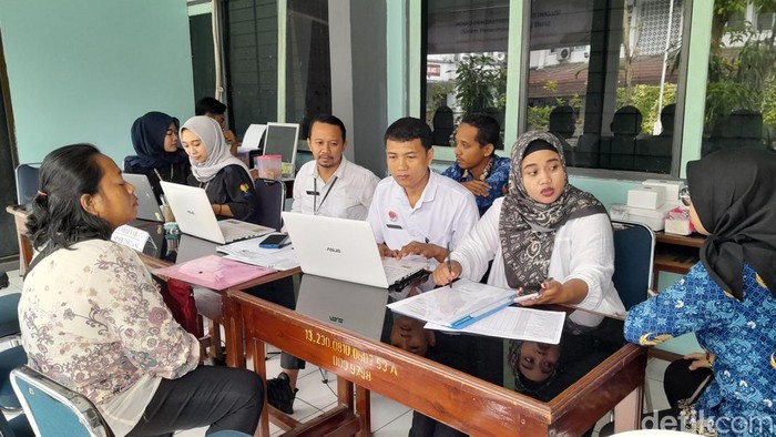 Suasana pendaftaran pra SPMB Disabilitas di Disdik Kota Semarang, Senin (17/2/2025).