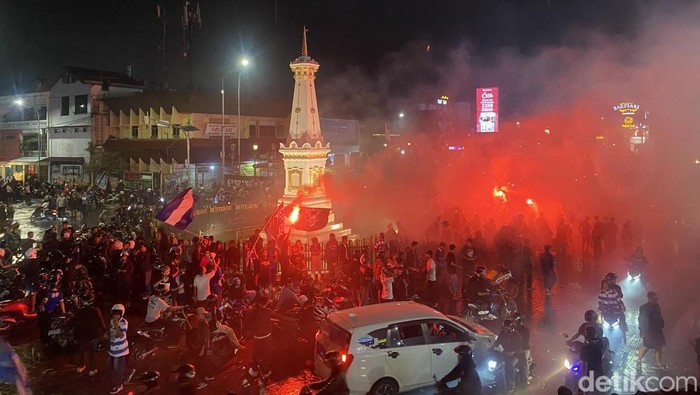 Suasana konvoi suporter merayakan PSIM Jogja naik kasta Liga 1 di Tugu Jogja, Senin (17/2/2025).