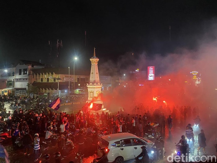 Suasana konvoi suporter merayakan PSIM Jogja naik kasta Liga 1 di Tugu Jogja, Senin (17/2/2025).