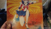 Untuk sementara tidak menerima anggota baru karena menjaga buku-buku dari orang yang meminjam tapi tidak mengembalikan. Sekarang yang diutamakan hanya untuk dibaca di tempat atau anggota lama yang sudah dipercaya untuk peminjaman buku karena selalu mengembalikan dan menjaga buku yang dipinjam dengan apik, kata Derian, pengelola TB Hendra. Foto: (Sudrajat/detikcom)