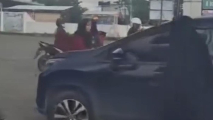 Tangkapan layar korban menghadang mobil (Ist)