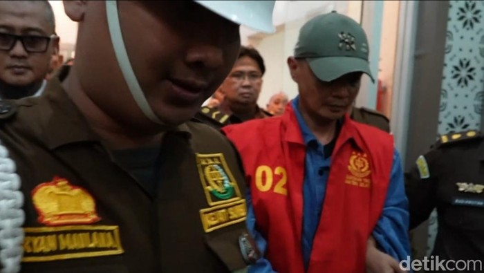Tersangka AMR dan APR digiring ke Rutan Pakjo Palembang