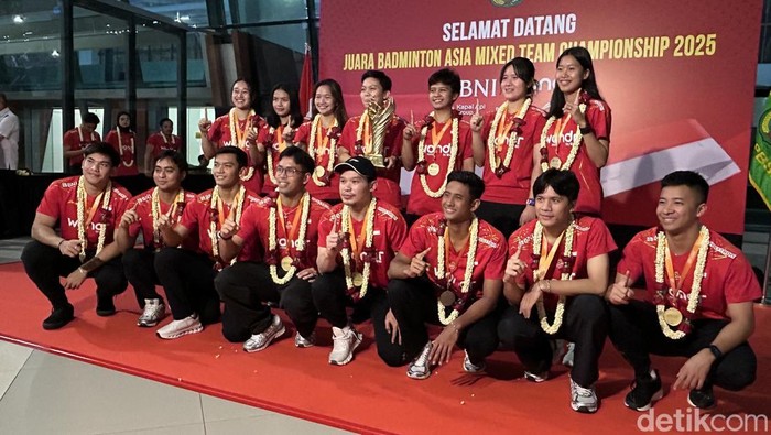 Tim bulutangkis Indonesia tiba di tanah air usai menjuarai Kejuaraan Bulutangkis Beregu Campuran Asia 2025