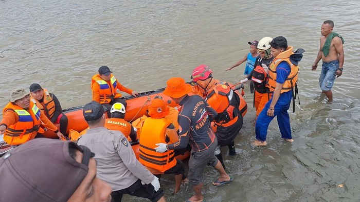 Tim SAR evakuasi jasad bocah perempuan korban terseret ombak di pantai Buol.