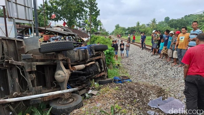 Truk Terseret Kereta Api Usai Terobos Perlintasan